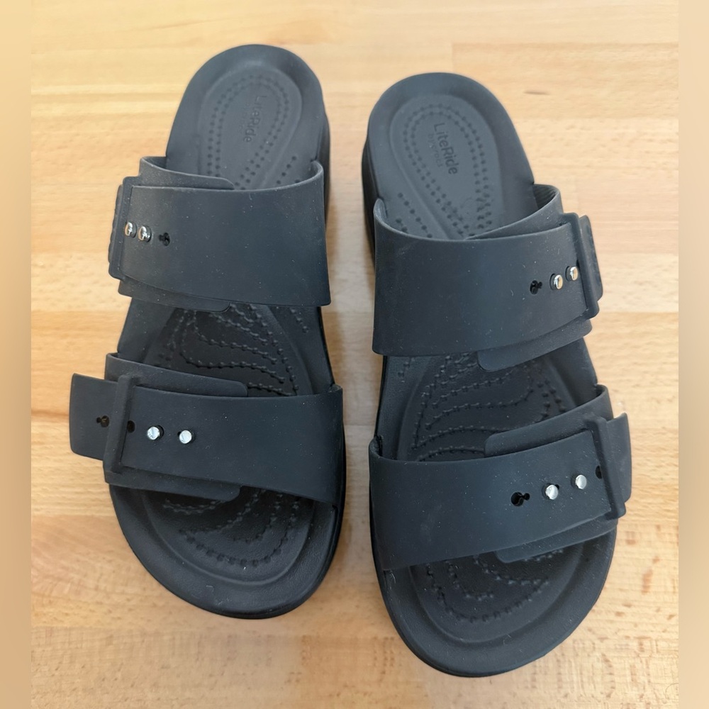 CROCS Brooklyn Low Wedge Women's Black Slide Sandals, size 6 - Picture 2 of 5